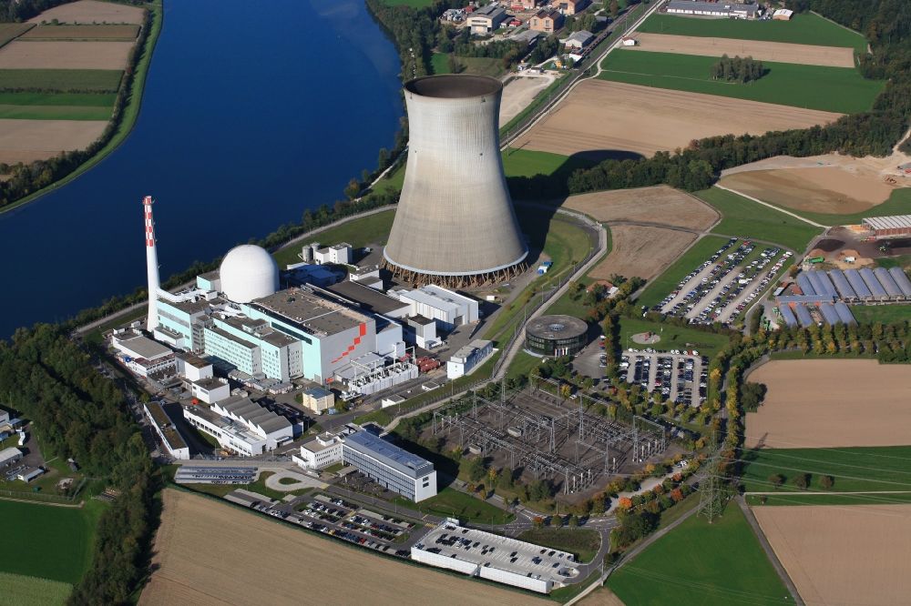 Luftaufnahme Leibstadt - Reaktorblock und Anlagen des AKW - KKW Kernkraftwerk in Leibstadt KKL am Rhein im Kanton Aargau, Schweiz