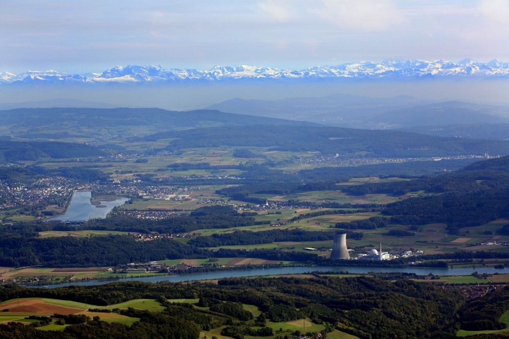 Leibstadt aus der Vogelperspektive: Reaktorblock und Kühlturm des AKW - KKW Kernkraftwerk Leibstadt in der Landschaft am Hochrhein bei Leibstadt im Kanton Aargau, Schweiz