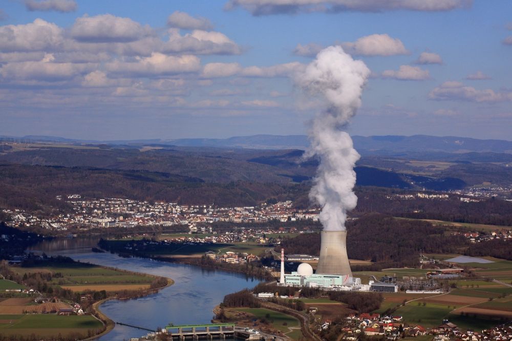 Leibstadt von oben - Reaktorblock, Kühlturm und Anlagen des AKW - KKW Kernkraftwerk KKL in Leibstadt im Kanton Aargau, Schweiz