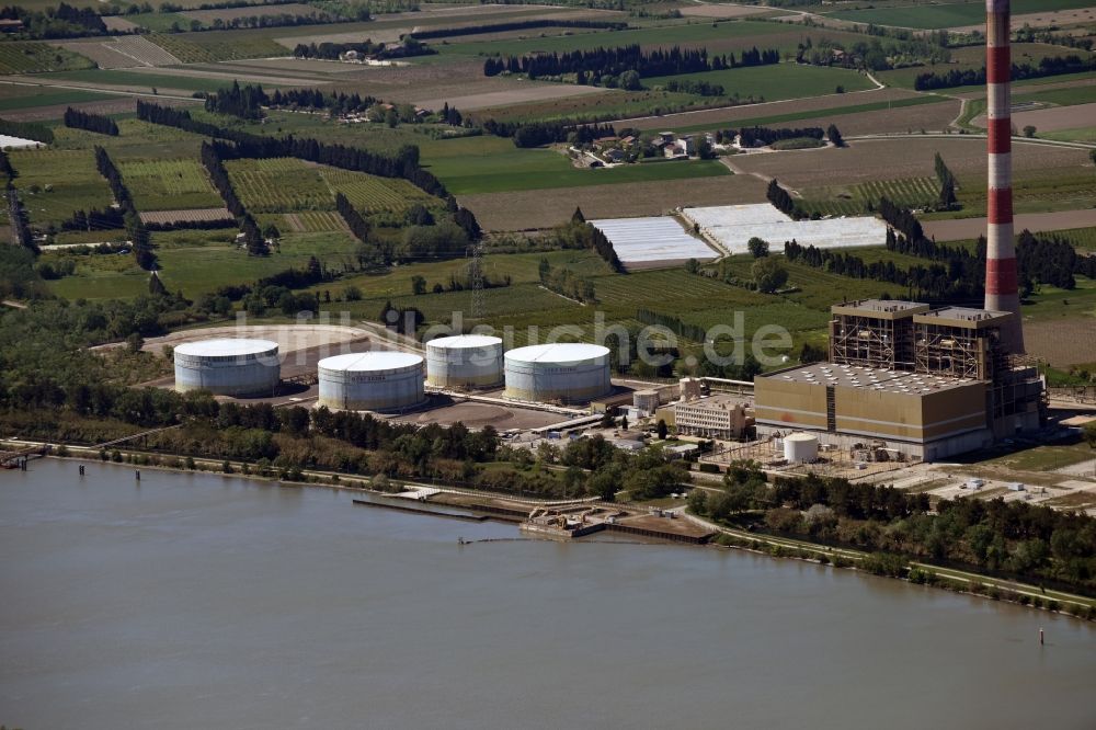 Aramon aus der Vogelperspektive: Reaktorblöcke und Anlagen des AKW - KKW Kernkraftwerk in Aramon in Languedoc-Roussillon Midi-Pyrenees, Frankreich