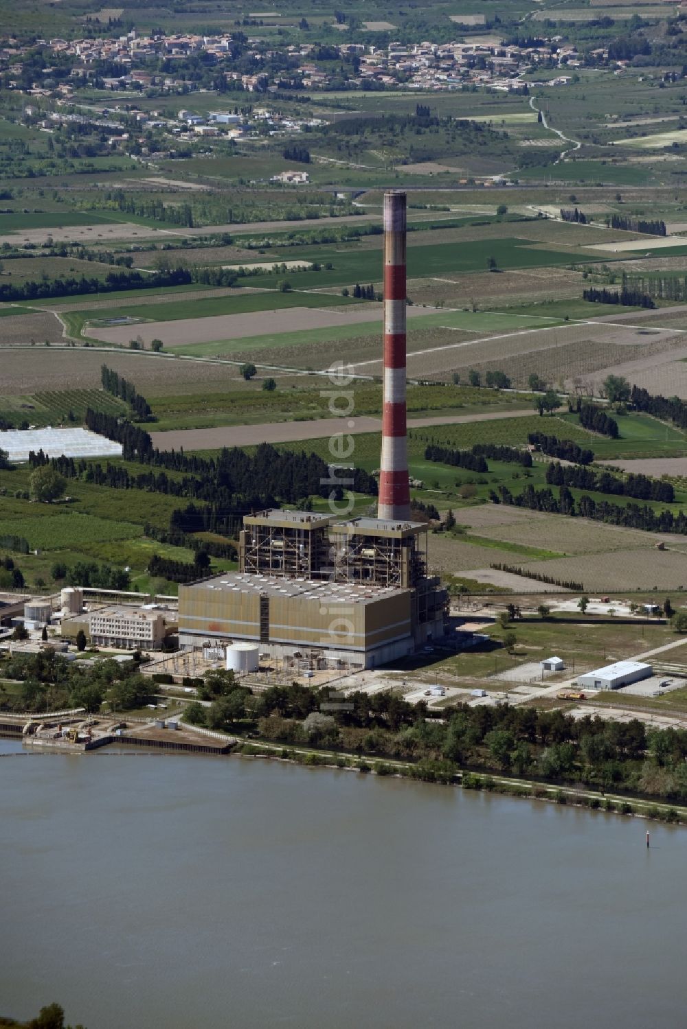 Luftbild Aramon - Reaktorblöcke und Anlagen des AKW - KKW Kernkraftwerk in Aramon in Languedoc-Roussillon Midi-Pyrenees, Frankreich
