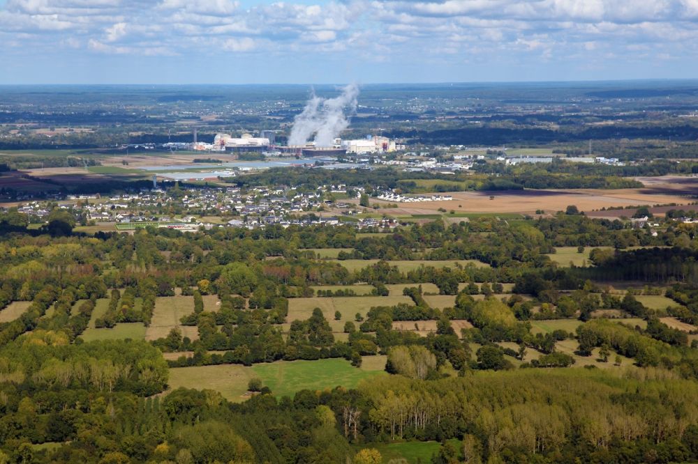 Luftaufnahme Avoine - Reaktorblöcke und Anlagen des AKW - KKW Kernkraftwerk in Avoine in Centre-Val de Loire, Frankreich