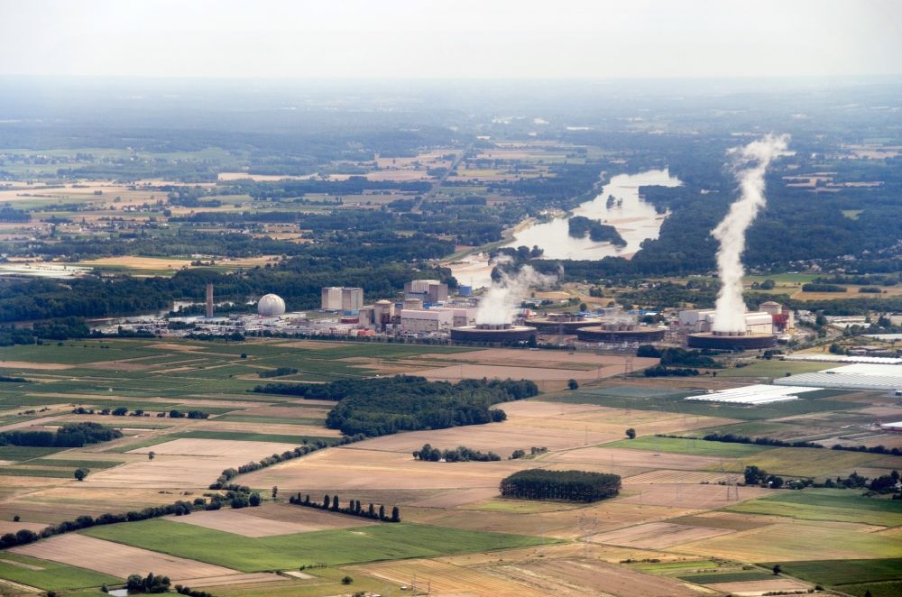Avoine aus der Vogelperspektive: Reaktorblöcke und Anlagen des AKW - KKW Kernkraftwerk in Avoine in Centre-Val de Loire, Frankreich