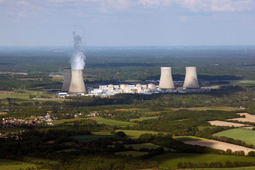 Dampierre-en-Burly von oben - Reaktorblöcke und Anlagen des AKW - KKW Kernkraftwerk in Dampierre-en-Burly in Centre, Frankreich