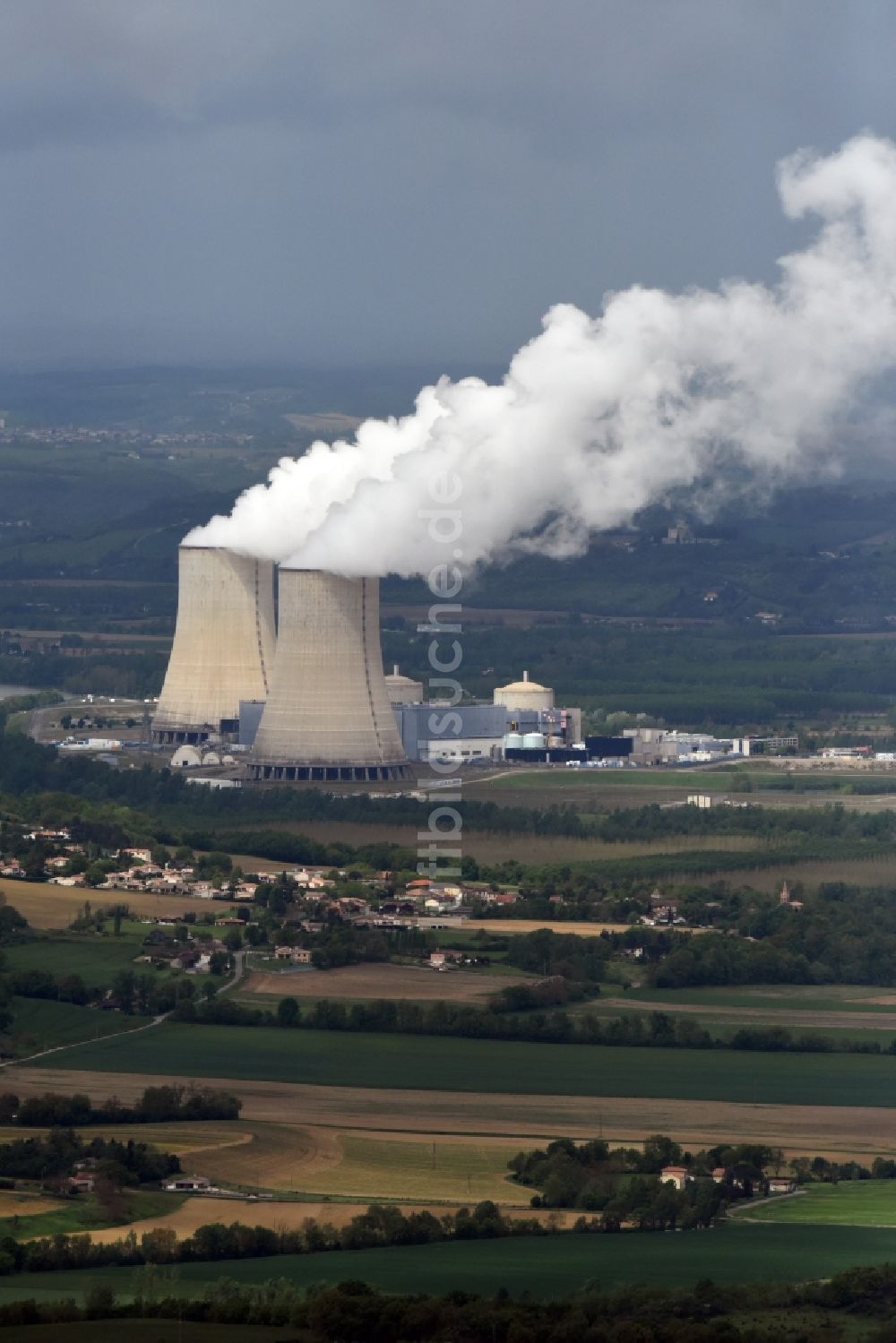 Golfech aus der Vogelperspektive: Reaktorblöcke und Anlagen des AKW - KKW Kernkraftwerk in Golfech in Languedoc-Roussillon Midi-Pyrenees, Frankreich