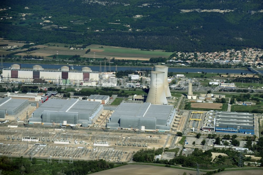 Saint-Paul-Trois-Châteaux von oben - Reaktorblöcke und Anlagen des AKW - KKW Kernkraftwerk Tricastin in Saint-Paul-Trois-Châteaux in Auvergne Rhone-Alpes, Frankreich