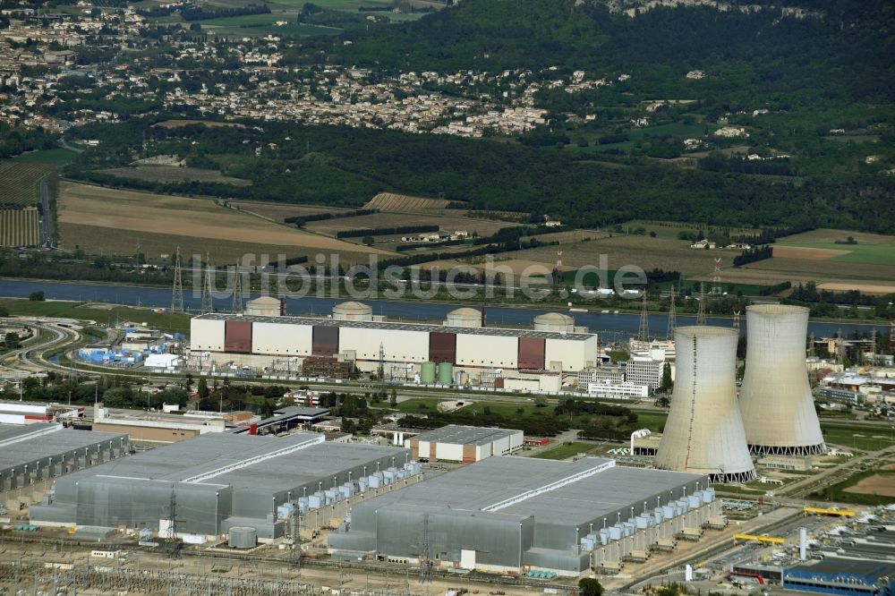 Luftaufnahme Saint-Paul-Trois-Châteaux - Reaktorblöcke und Anlagen des AKW - KKW Kernkraftwerk Tricastin in Saint-Paul-Trois-Châteaux in Auvergne Rhone-Alpes, Frankreich