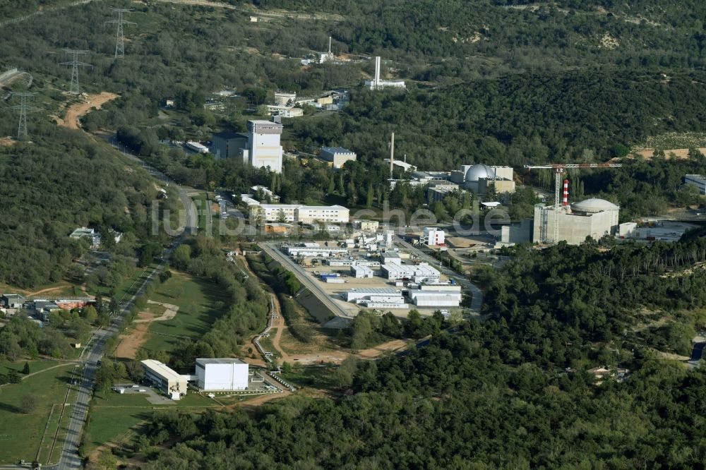 Luftbild Saint-Paul-lez-Durance - Reaktorblöcke und Anlagen des CEA Cadarache Forschungsinstitutes mit AKW - KKW Kernkraftwerk in Saint-Paul-lez-Durance in Provence-Alpes-Cote d'Azur, Frankreich