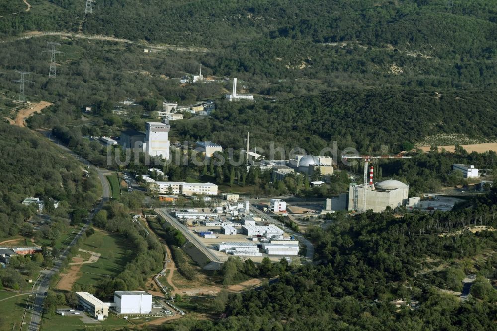 Luftaufnahme Saint-Paul-lez-Durance - Reaktorblöcke und Anlagen des CEA Cadarache Forschungsinstitutes mit AKW - KKW Kernkraftwerk in Saint-Paul-lez-Durance in Provence-Alpes-Cote d'Azur, Frankreich