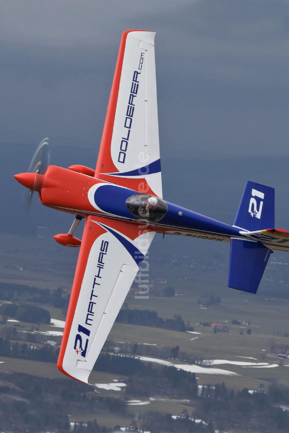 Tannheim aus der Vogelperspektive: Red Bull Air Race Pilot Matthias Dolderer fliegt eine Extra 330SC nahe dem Flugplatz Tannheim