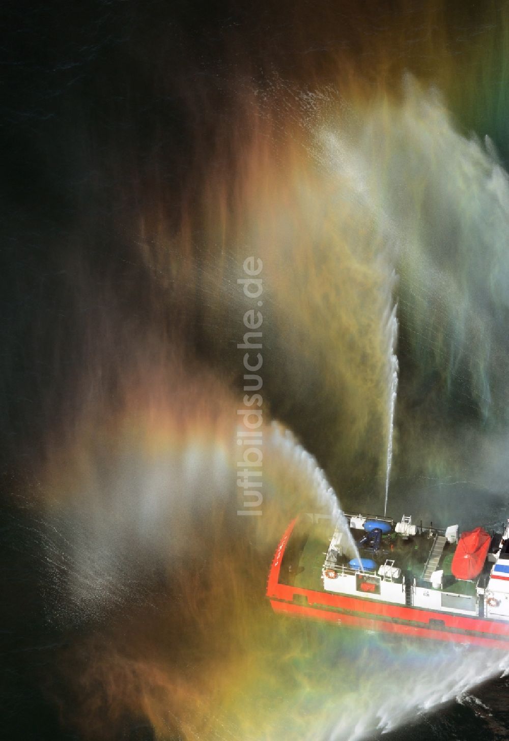 Luftbild Rostock - Regenbogen bei der Traditionelle Feuerwehr- Löschschiff- Begrüßung zur Hanse Sail in Rostock im Bundesland Mecklenburg-Vorpommern