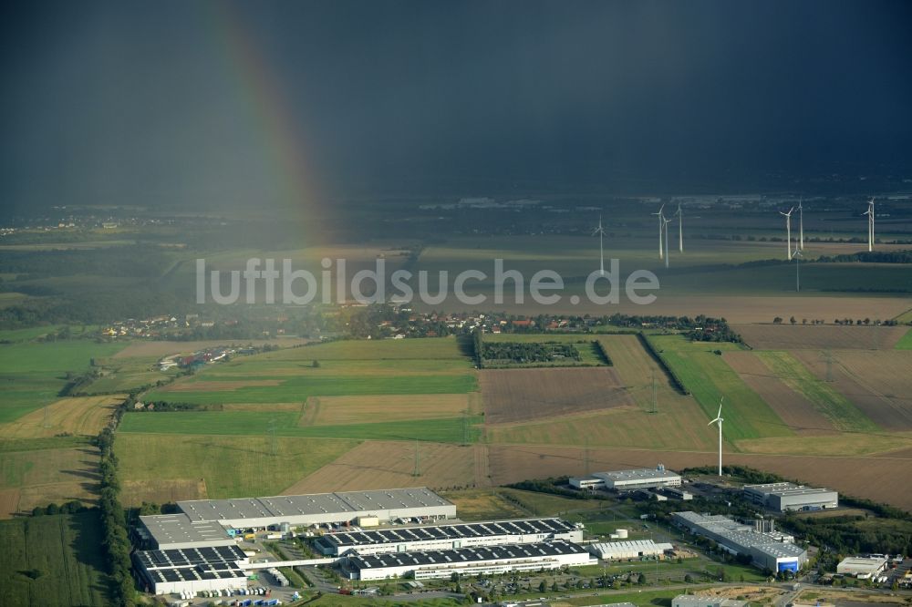 Luftaufnahme Nauen - Regenbogen über dem Produktionsstandort und Firmengebäude der BSH Hausgeräte Nauen GmbH in Nauen im Bundesland Brandenburg