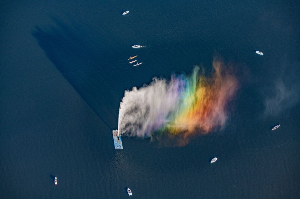Hamburg aus der Vogelperspektive: Regenbogen in Wasserspiel- Fontaine auf der Binnenalster in Hamburg