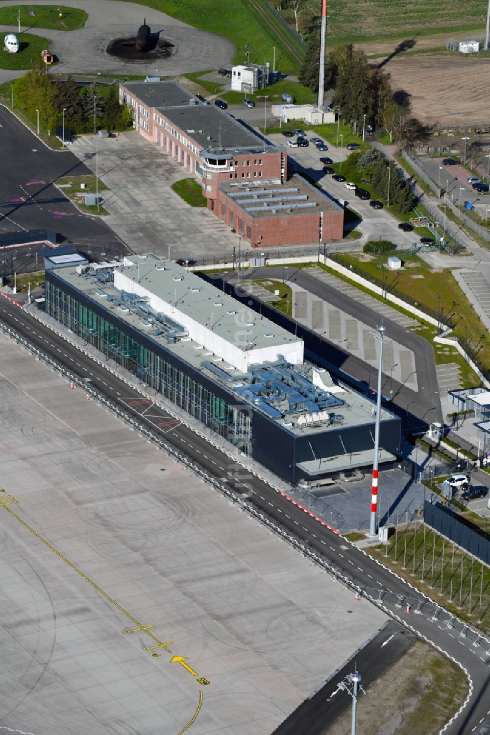 Luftaufnahme Schönefeld - Regierungsflughafen - Empfangsgebäude im Protokollbereich am Flughafen BER in Schönefeld im Bundesland Brandenburg, Deutschland