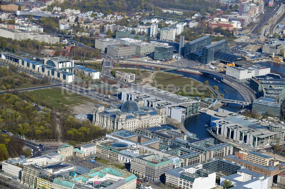 Luftaufnahme Berlin - Regierungsviertel am Berliner Reichstag am Spreebogen in Berlin - Mitte