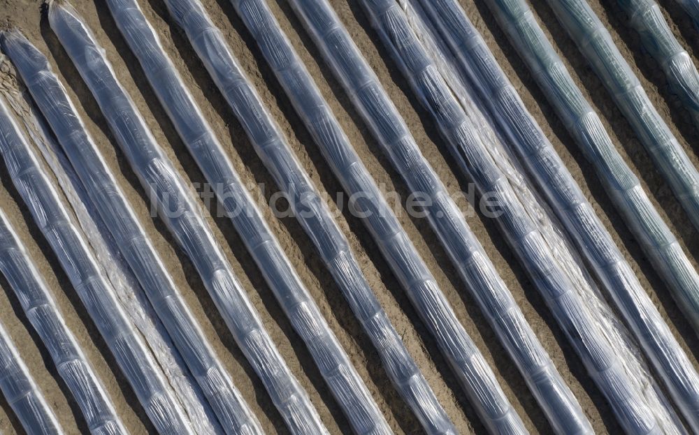 Luftbild Kremmen - Reihen mit Spargel- Anbau auf Feld- Flächen in Kremmen im Bundesland Brandenburg, Deutschland