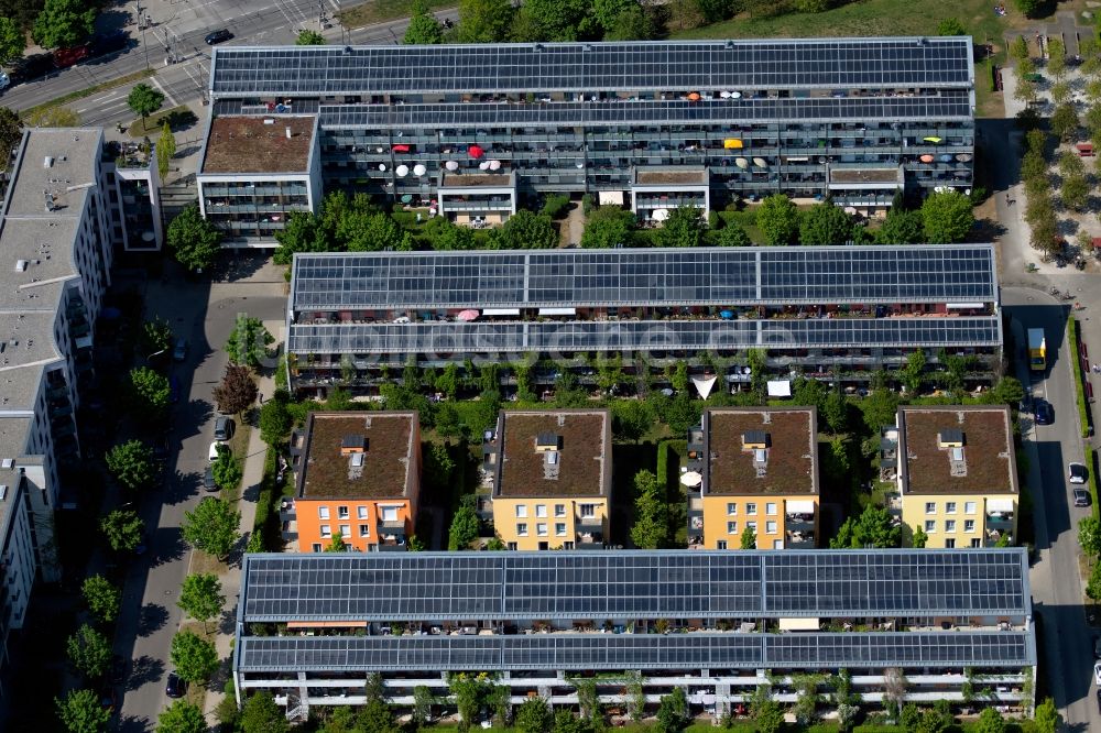Luftaufnahme München - Reihenhaus- Siedlung mit Solardächern am Centa-Herker-Bogen in Schwabing-West in München im Bundesland Bayern, Deutschland