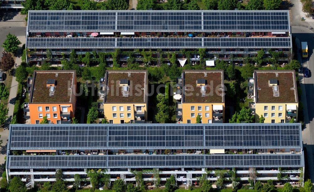 München von oben - Reihenhaus- Siedlung mit Solardächern am Centa-Herker-Bogen in Schwabing-West in München im Bundesland Bayern, Deutschland