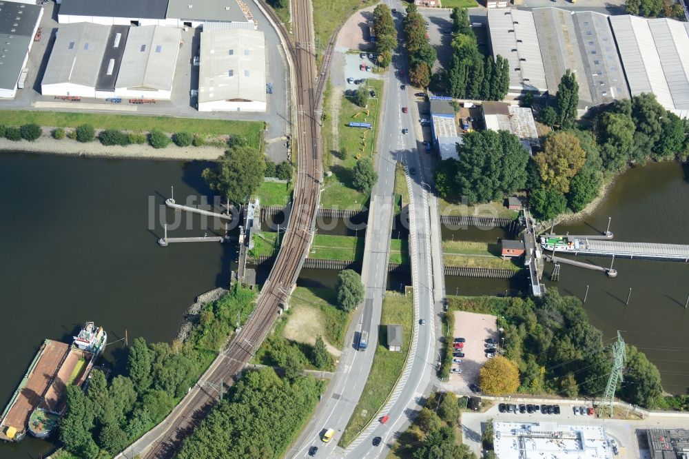 Hamburg aus der Vogelperspektive: Reiherstiegschleuse mit Straßenbrücken und Eisenbahnbrücke in Hamburg-Heimfeld