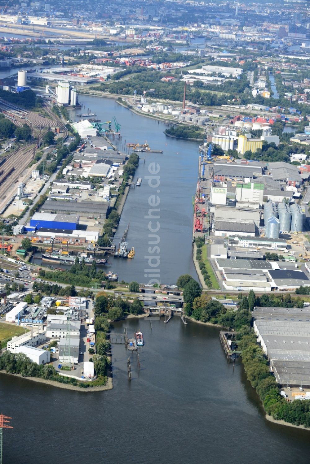 Hamburg aus der Vogelperspektive: Reiherstiegschleuse mit Straßenbrücken und Eisenbahnbrücke in Hamburg-Heimfeld
