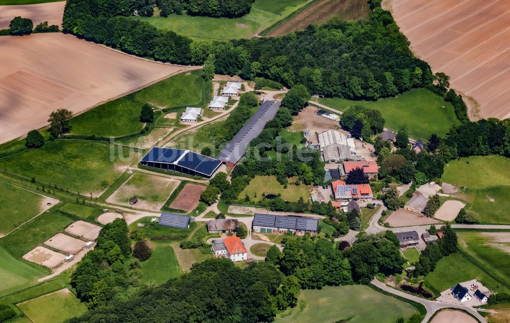Windeby aus der Vogelperspektive: Reitanlage und Gutshof - Reiterhof und Ferienhäuser in Windeby im Bundesland Schleswig-Holstein, Deutschland
