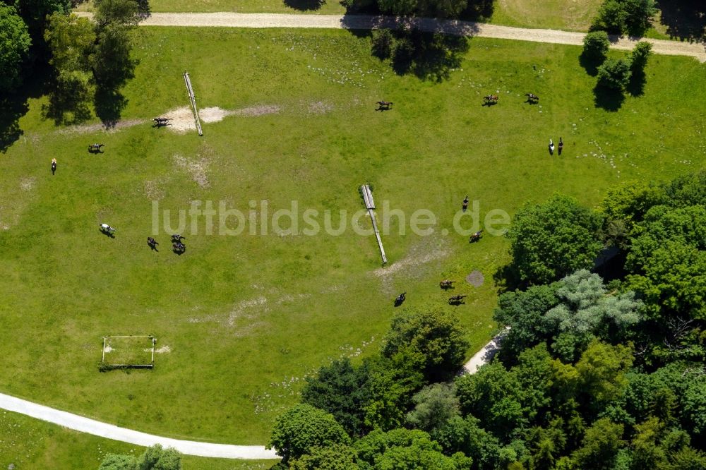 München von oben - Reiter und Pferde auf einer Wiese im Englischen Garten in München im Bundesland Bayern