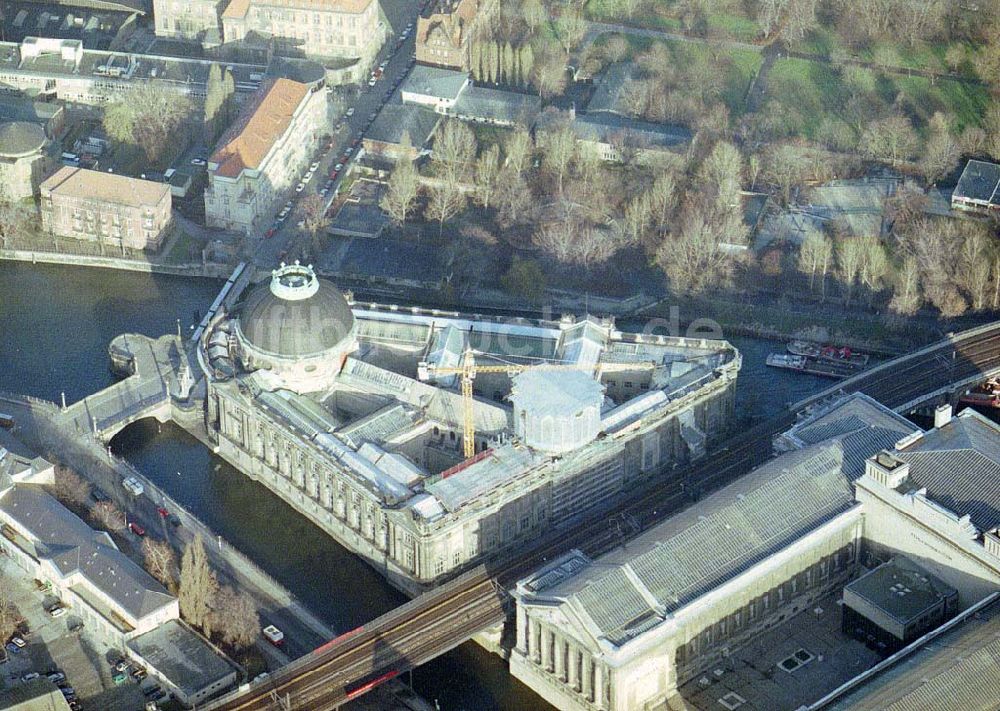 Luftaufnahme Berlin - Rekonstruktionsarbeiten an der Museumsinsel in Berlin - Mitte.
