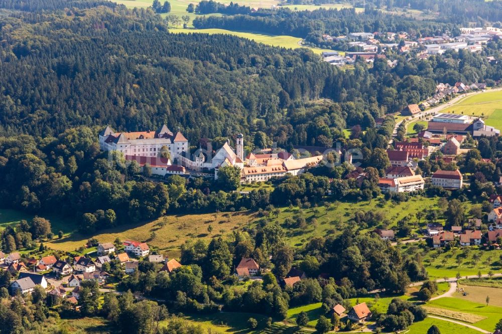 Luftaufnahme Wolfegg - Renaissance Schloss Wolfegg mit Pfarr- und Stiftskirche St. Katharina in Wolfegg im Bundesland Baden-Württemberg, Deutschland