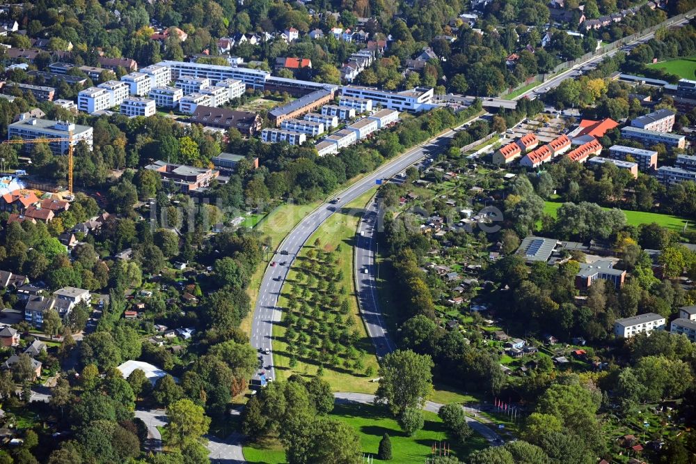 Luftaufnahme Hamburg - Renaturierung durch Aufforstung von Jungbäumen im Waldgelände am Kreisverkehr - Straßenverlauf Horner Kreisel und Ende der Autobahn BAB A24 in Hamburg, Deutschland