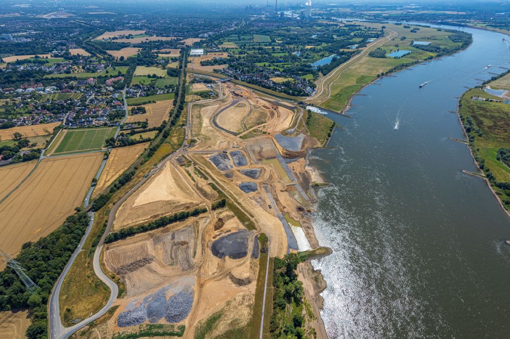 Eppinghoven von oben - Renaturierung an den Uferbereichen des Flusses Emscher an der Mündung in den Rhein in Eppinghoven im Bundesland Nordrhein-Westfalen, Deutschland