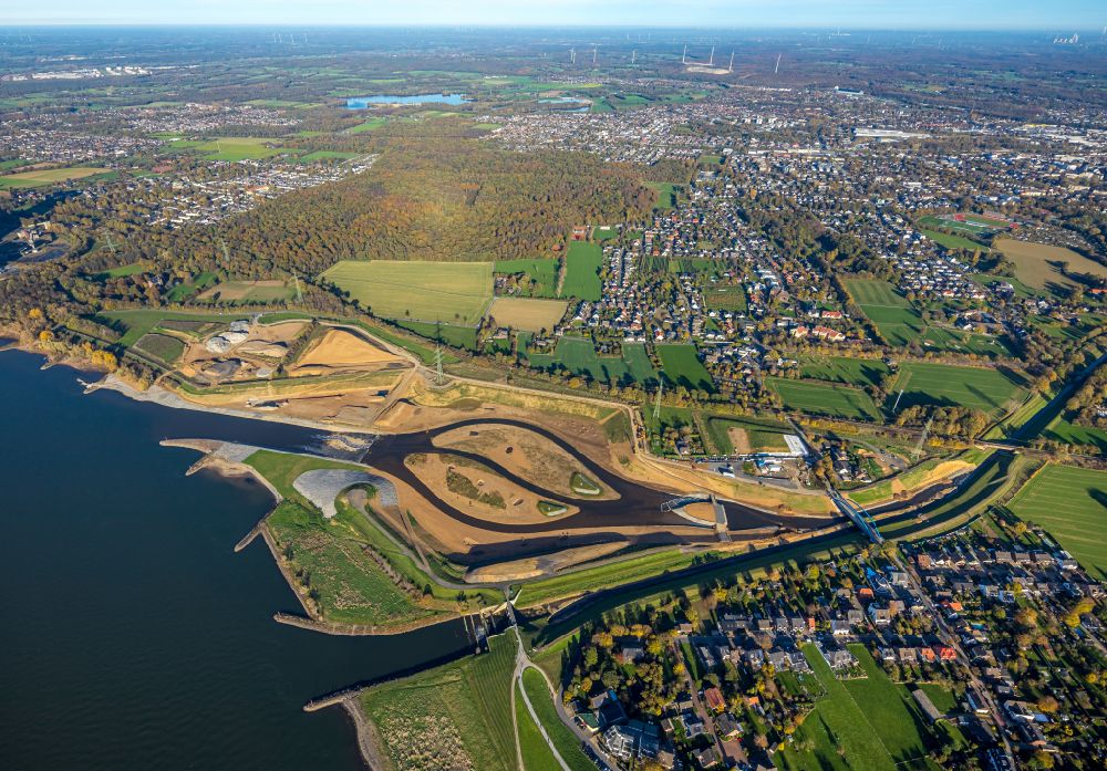 Luftaufnahme Eppinghoven - Renaturierung an den Uferbereichen des Flusses Emscher an der Mündung in den Rhein in Eppinghoven im Bundesland Nordrhein-Westfalen, Deutschland