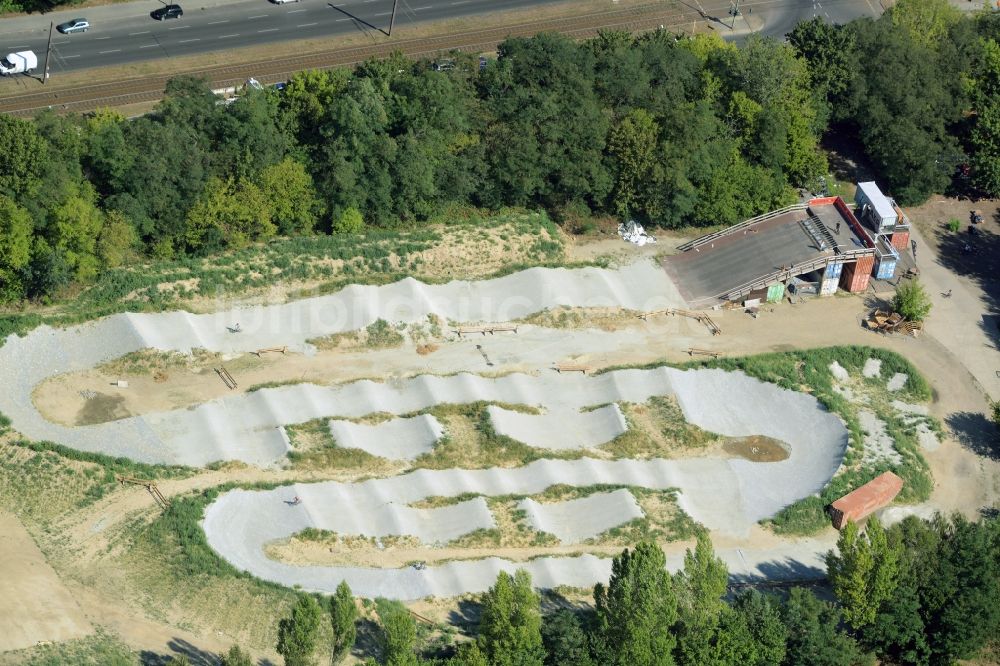 Luftbild Berlin - Rennstrecke der BMX- und Skateboard- Anlage Mellowpark an der Wuhlheide in Berlin - Köpenick