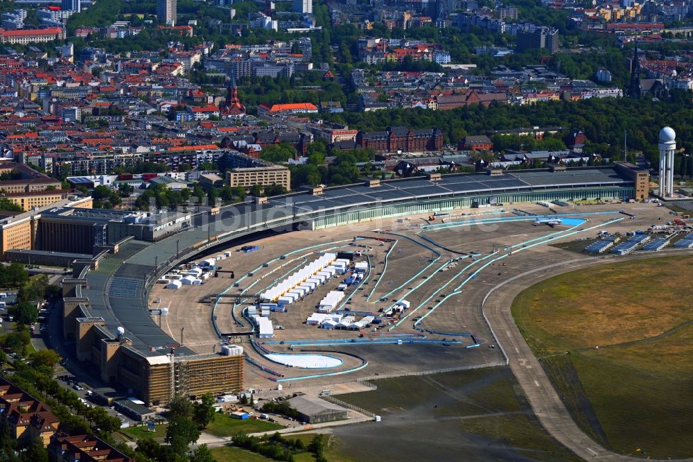 Luftaufnahme Berlin - Rennstrecke Formel E auf dem ehemaligen Flughafen Tempelhof in Berlin, Deutschland