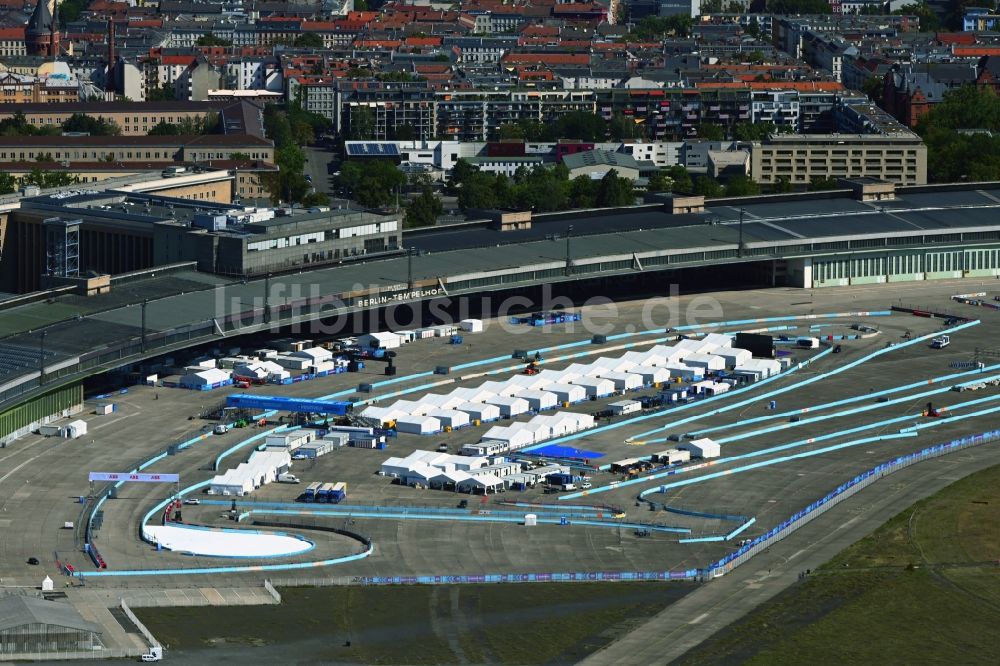 Berlin aus der Vogelperspektive: Rennstrecke Formel E auf dem ehemaligen Flughafen Tempelhof in Berlin, Deutschland
