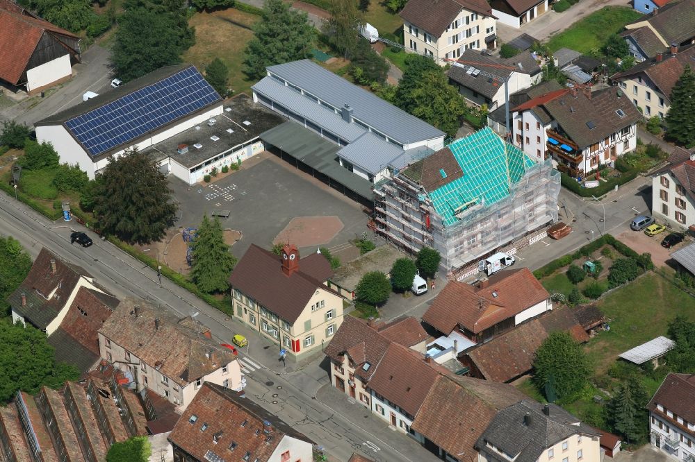 Luftaufnahme Schopfheim - Renovation am Schulgebäude der Grundschule Fahrnau in Schopfheim im Bundesland Baden-Württemberg, Deutschland