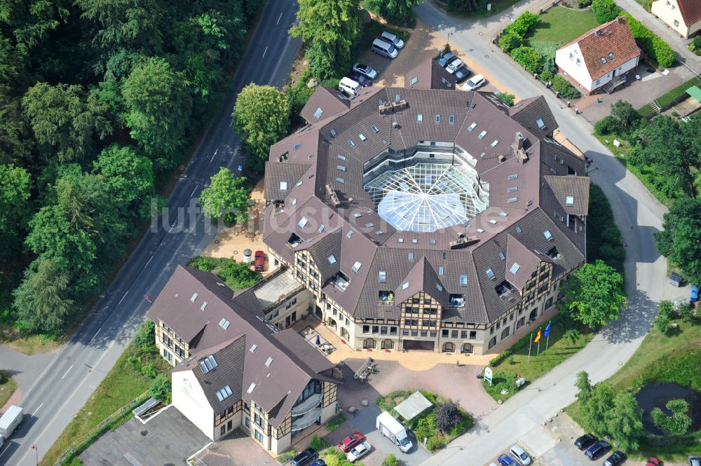 Luftaufnahme Raben Steinfeld - Restaurant und Hotel Rabenstein am Ostufer des Schweriner See