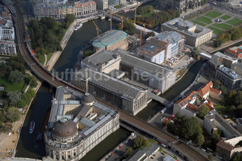 Berlin von oben - Restaurations- und Bauarbeiten auf der Berliner Museumsinsel in Mitte