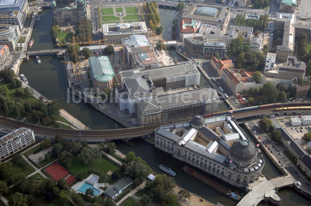 Luftaufnahme Berlin - Restaurations- und Bauarbeiten auf der Berliner Museumsinsel in Mitte