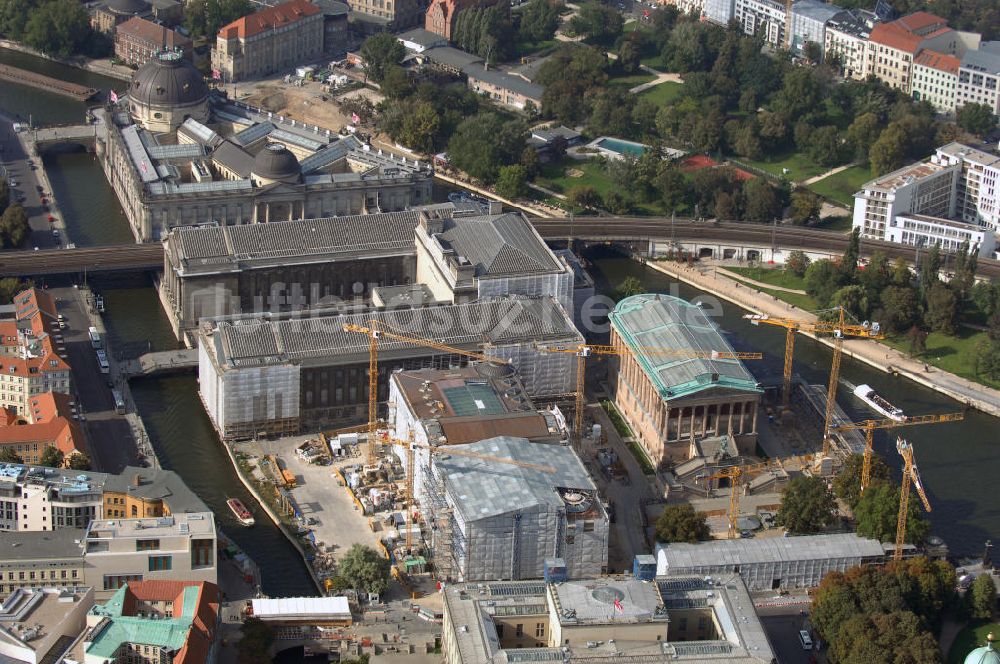 Luftaufnahme Berlin - Restaurations- und Bauarbeiten auf der Berliner Museumsinsel in Mitte