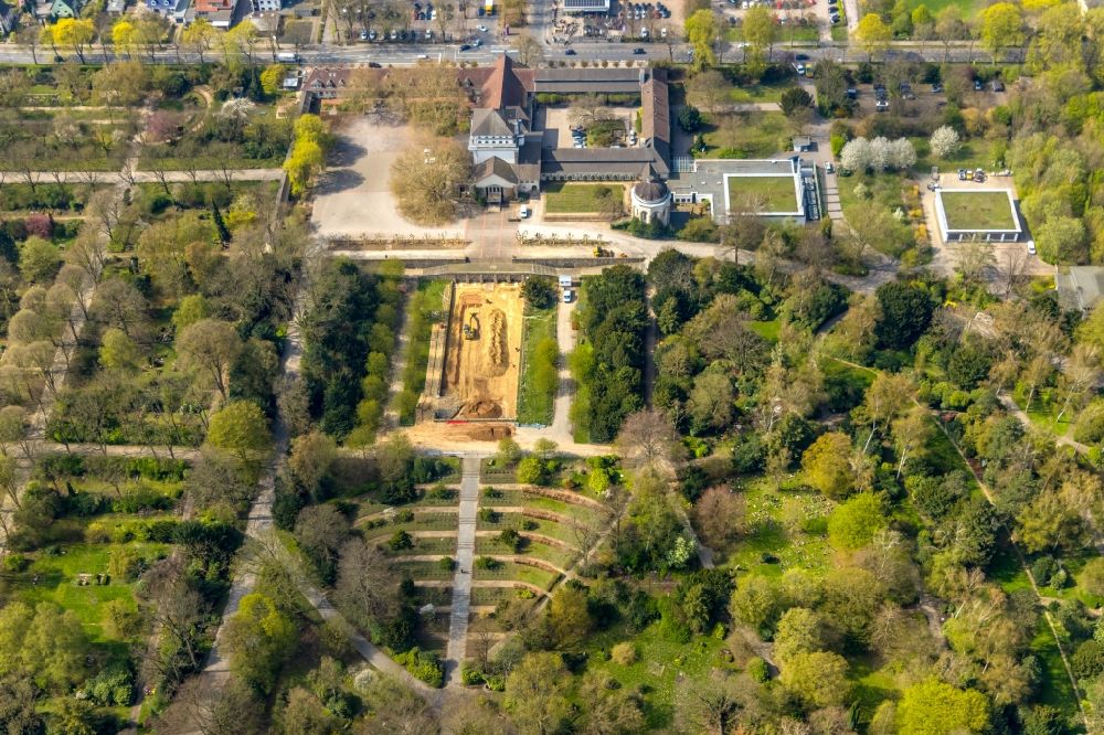Luftbild Dortmund - Restaurierung der großen Teichanlage auf dem Hauptfriedhof in Dortmund im Bundesland Nordrhein-Westfalen, Deutschland