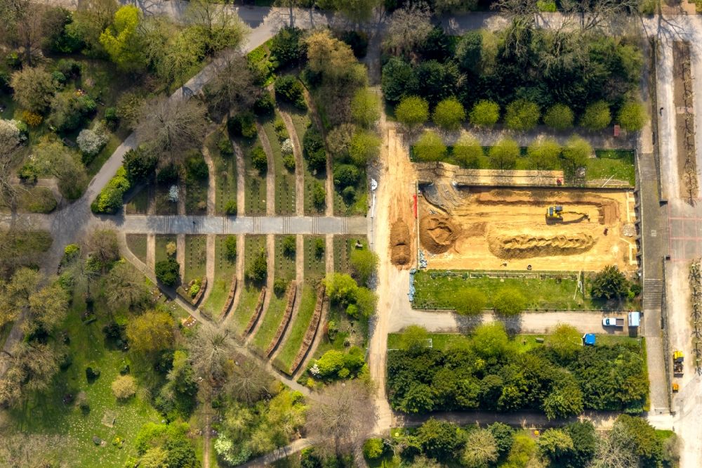 Luftaufnahme Dortmund - Restaurierung der großen Teichanlage auf dem Hauptfriedhof in Dortmund im Bundesland Nordrhein-Westfalen, Deutschland