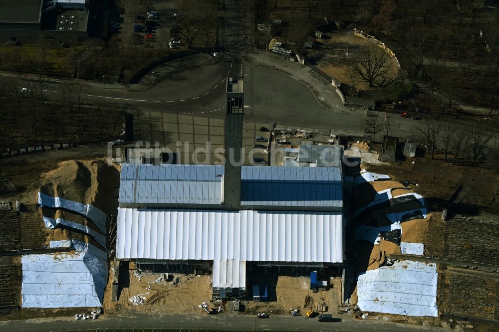 Luftbild Berlin - Restaurierung und Sanierung des Aussichtsturmes Olympia-Glockenturm am Maifeld im Ortsteil Westend in Berlin, Deutschland