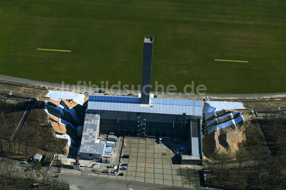 Luftaufnahme Berlin - Restaurierung und Sanierung des Aussichtsturmes Olympia-Glockenturm am Maifeld im Ortsteil Westend in Berlin, Deutschland