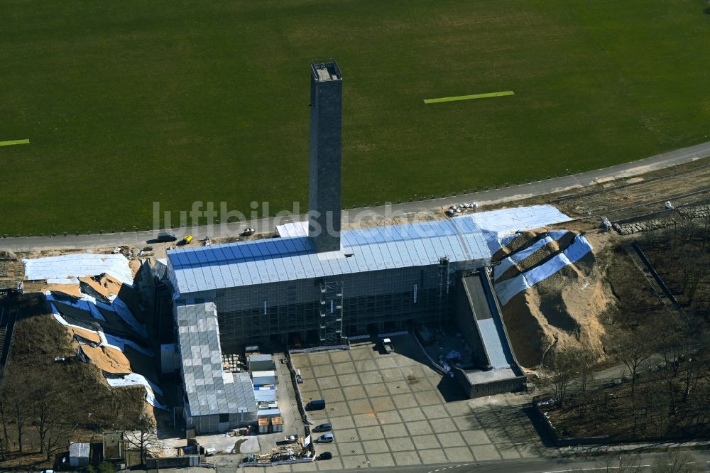 Berlin von oben - Restaurierung und Sanierung des Aussichtsturmes Olympia-Glockenturm am Maifeld im Ortsteil Westend in Berlin, Deutschland