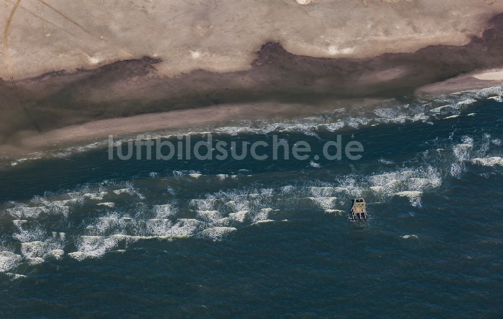 Luftbild Pellworm - Reste der alten Rettungsbake auf der Sandbank in Süderoogsand in der Nordsee im Bundesland Schleswig-Holstein, Deutschland