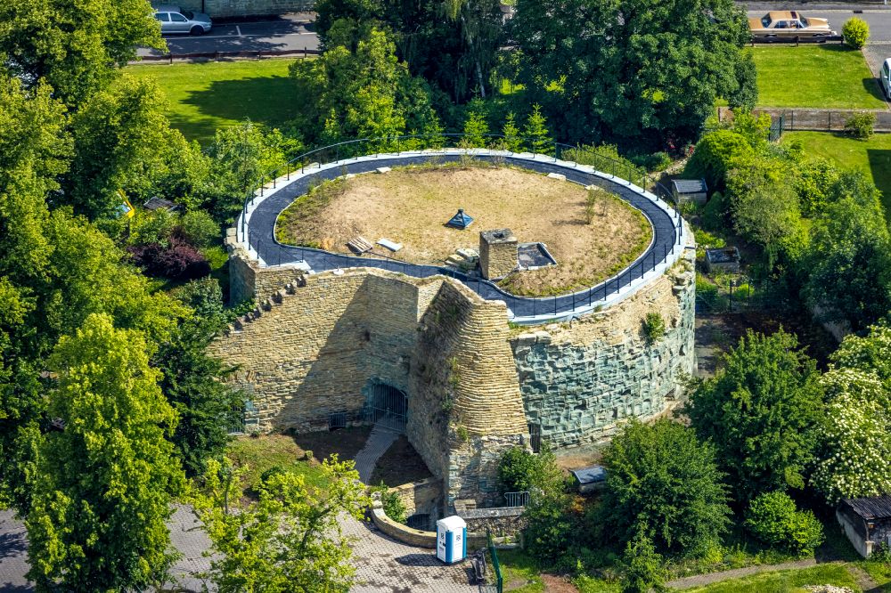 Werl von oben - Reste der Ruine am Schlosspark des ehemaligen Schloß des kurfürstlichen Stadtschlosses in Werl im Bundesland Nordrhein-Westfalen, Deutschland