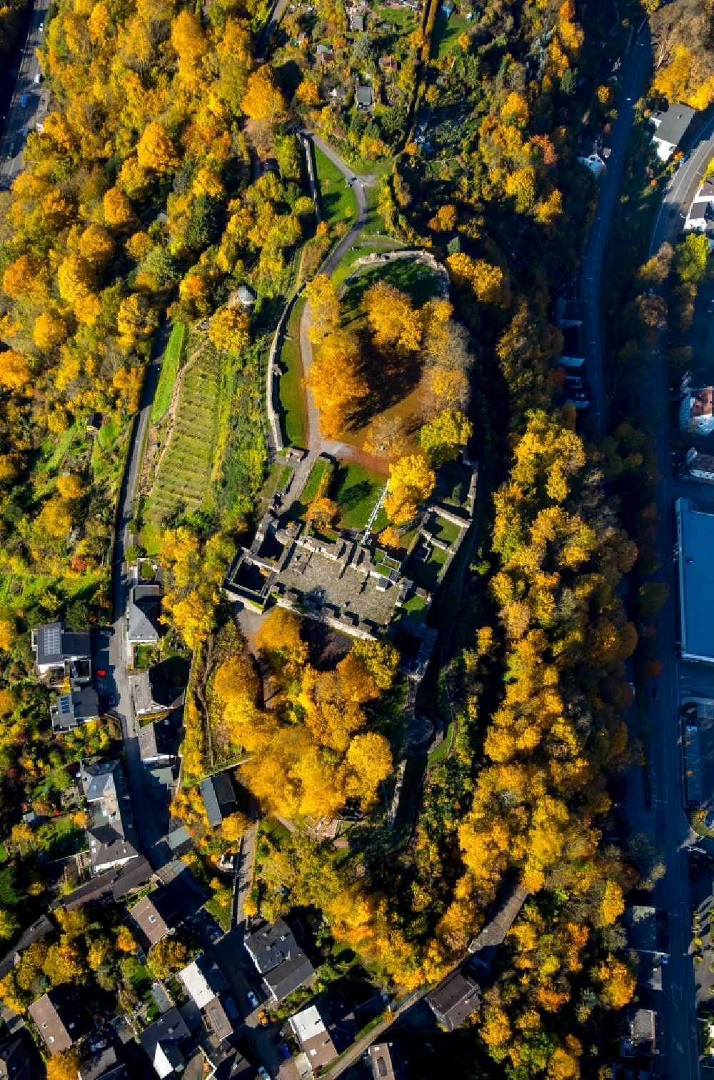 Luftaufnahme Arnsberg - Reste der Ruine am Schlosspark des ehemaligen Schloß auf dem Schlossberg in Arnsberg im Bundesland Nordrhein-Westfalen