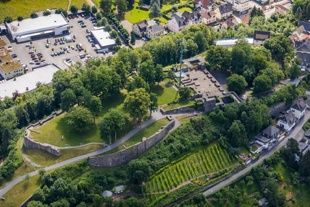 Luftbild Arnsberg - Reste der Ruine am Schlosspark des ehemaligen Schloß auf dem Schlossberg in Arnsberg im Bundesland Nordrhein-Westfalen