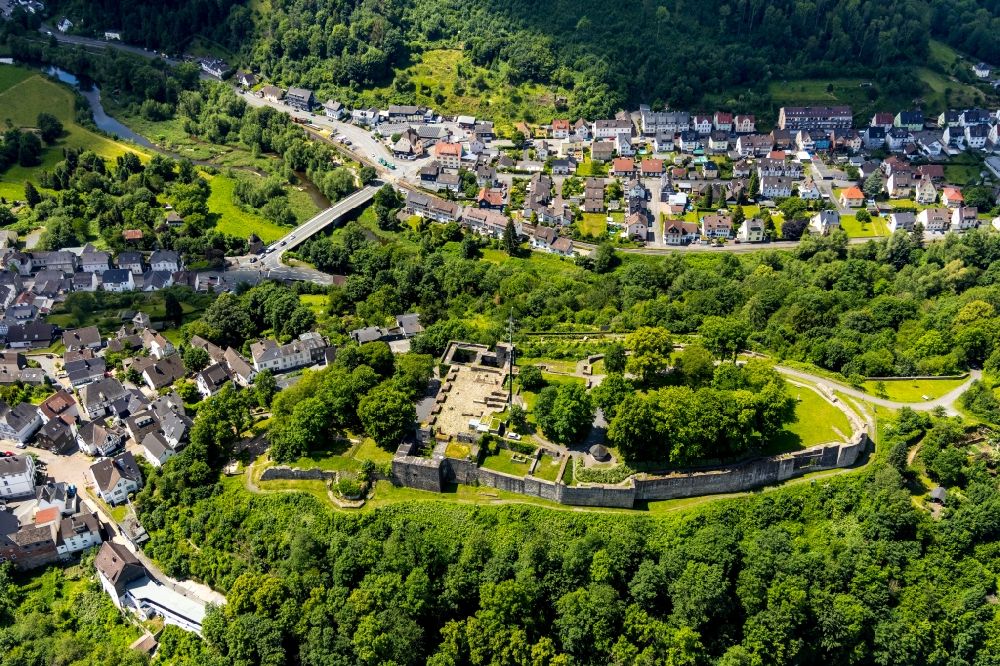 Luftbild Arnsberg - Reste der Ruine am Schlosspark des ehemaligen Schloß auf dem Schlossberg in Arnsberg im Bundesland Nordrhein-Westfalen