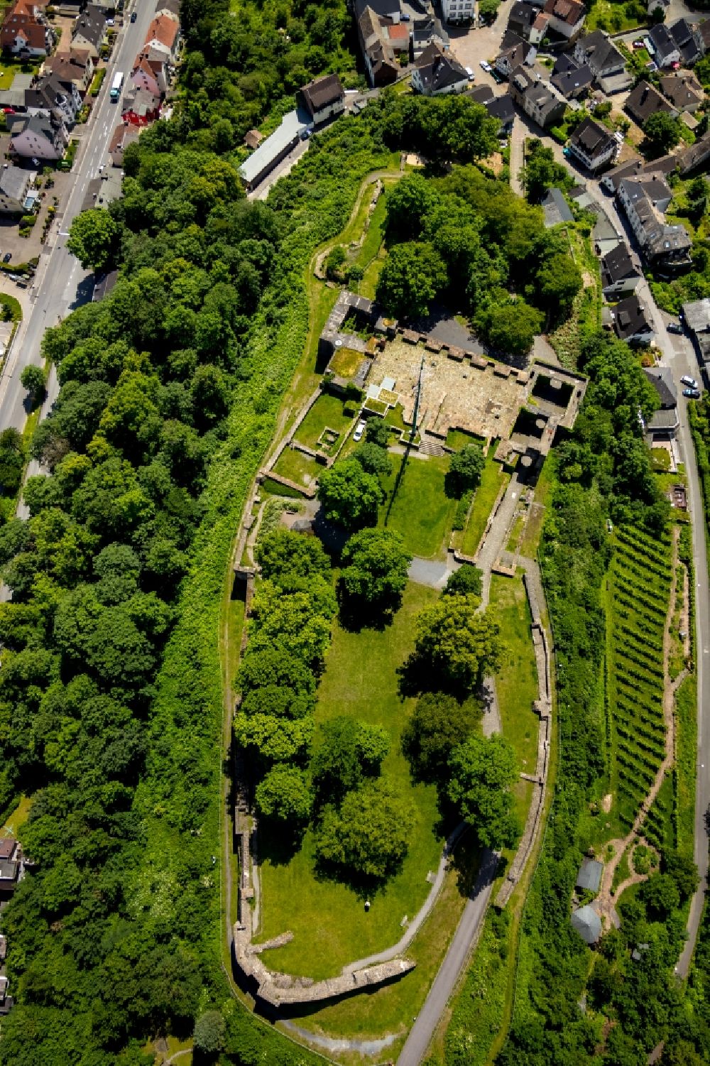 Luftaufnahme Arnsberg - Reste der Ruine am Schlosspark des ehemaligen Schloß auf dem Schlossberg in Arnsberg im Bundesland Nordrhein-Westfalen